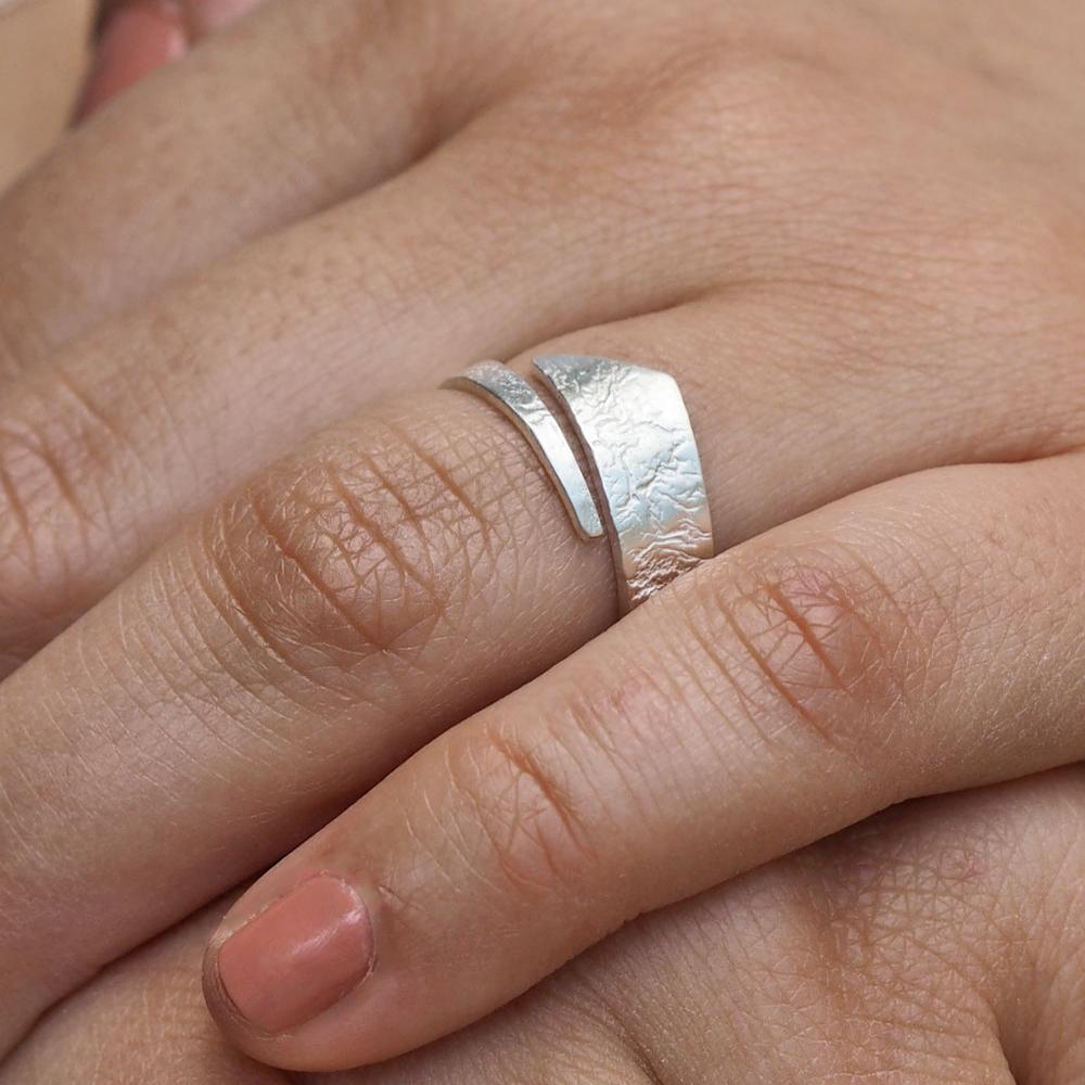 Foresta Vine Fine Textured Ring