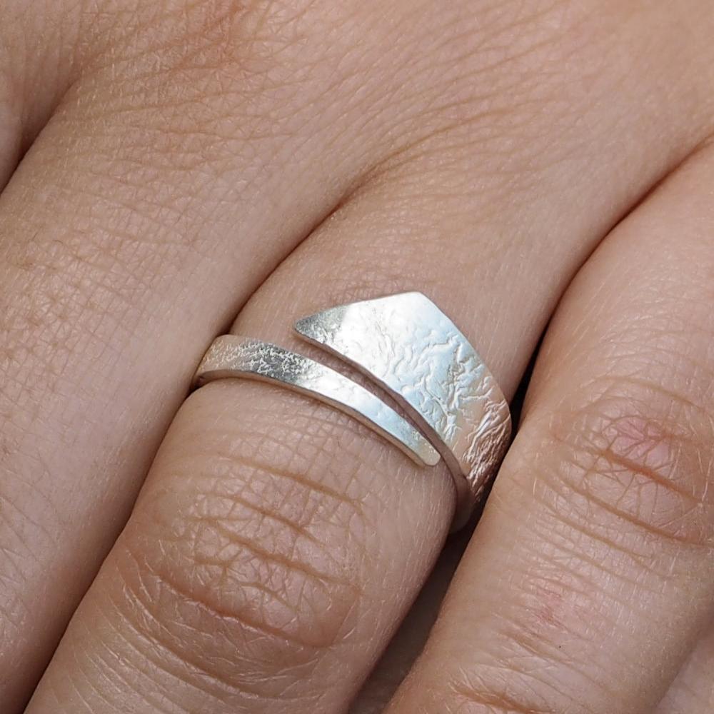 Foresta Vine Fine Textured Ring