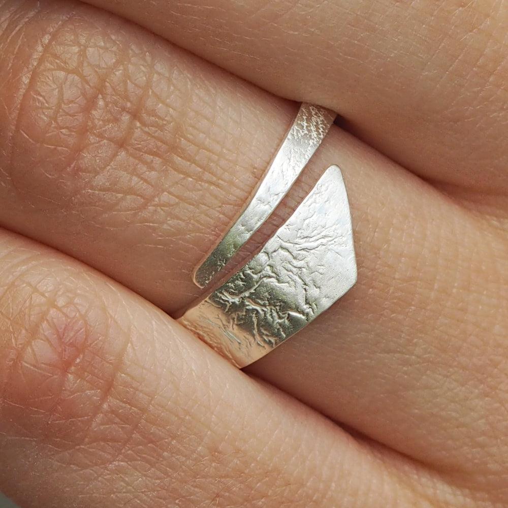 Foresta Vine Fine Textured Ring