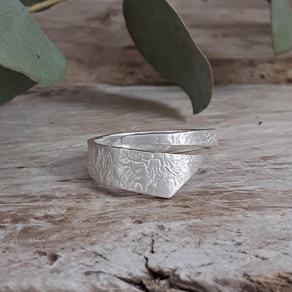 Foresta Vine Fine Textured Ring