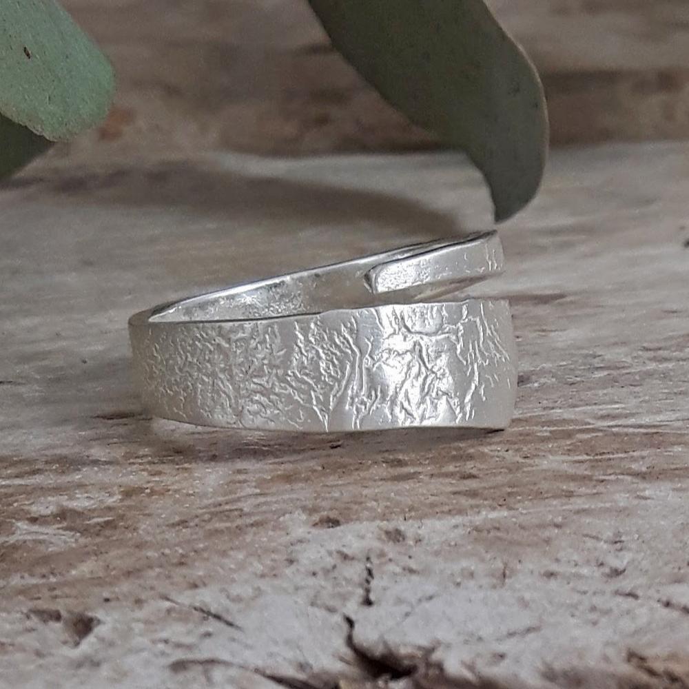 Foresta Vine Fine Textured Ring