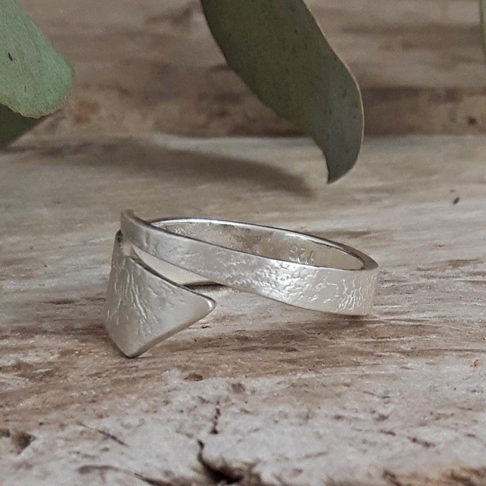 Foresta Vine Fine Textured Ring
