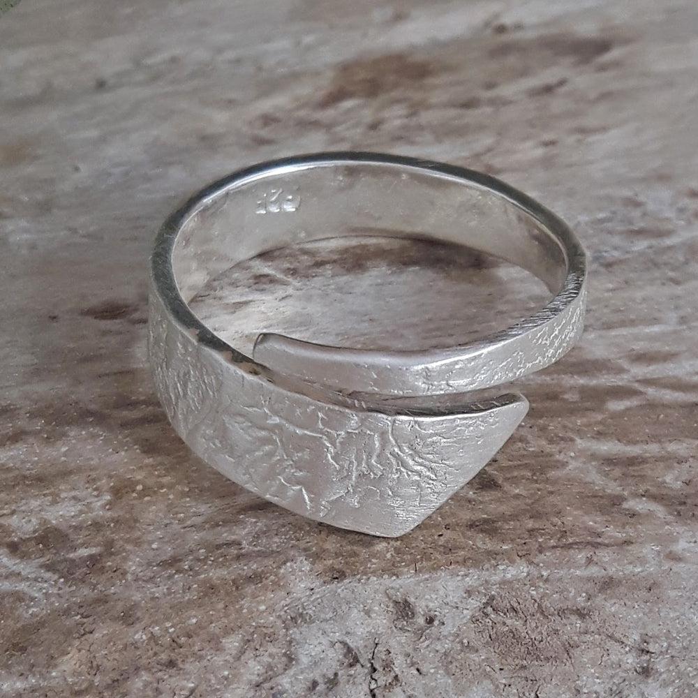 Foresta Vine Fine Textured Ring