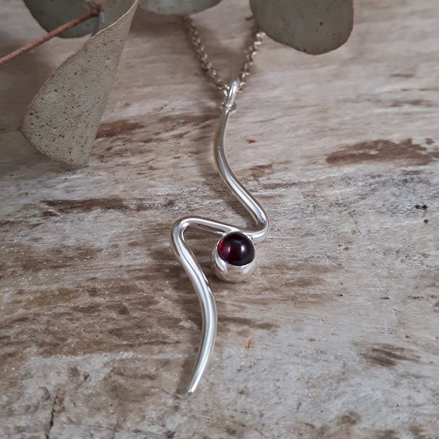 Linea Garnet Birthstone Pendant