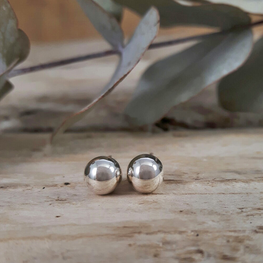 Pea Polished Small Stud Earrings