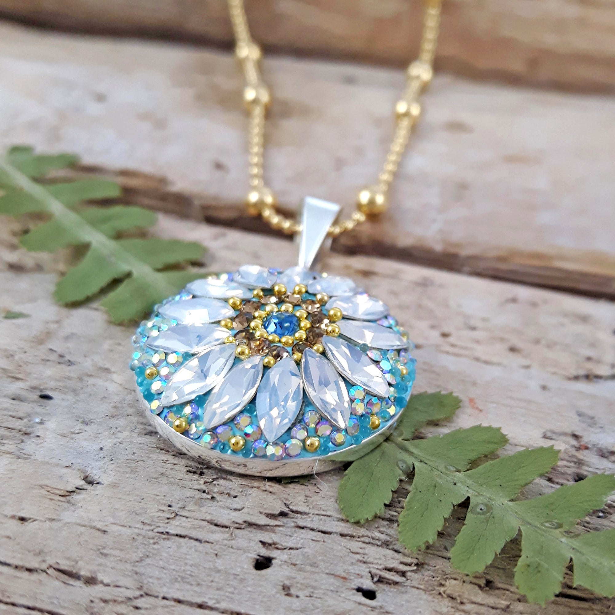 close up daisy disc pendant crystal detail at an angle