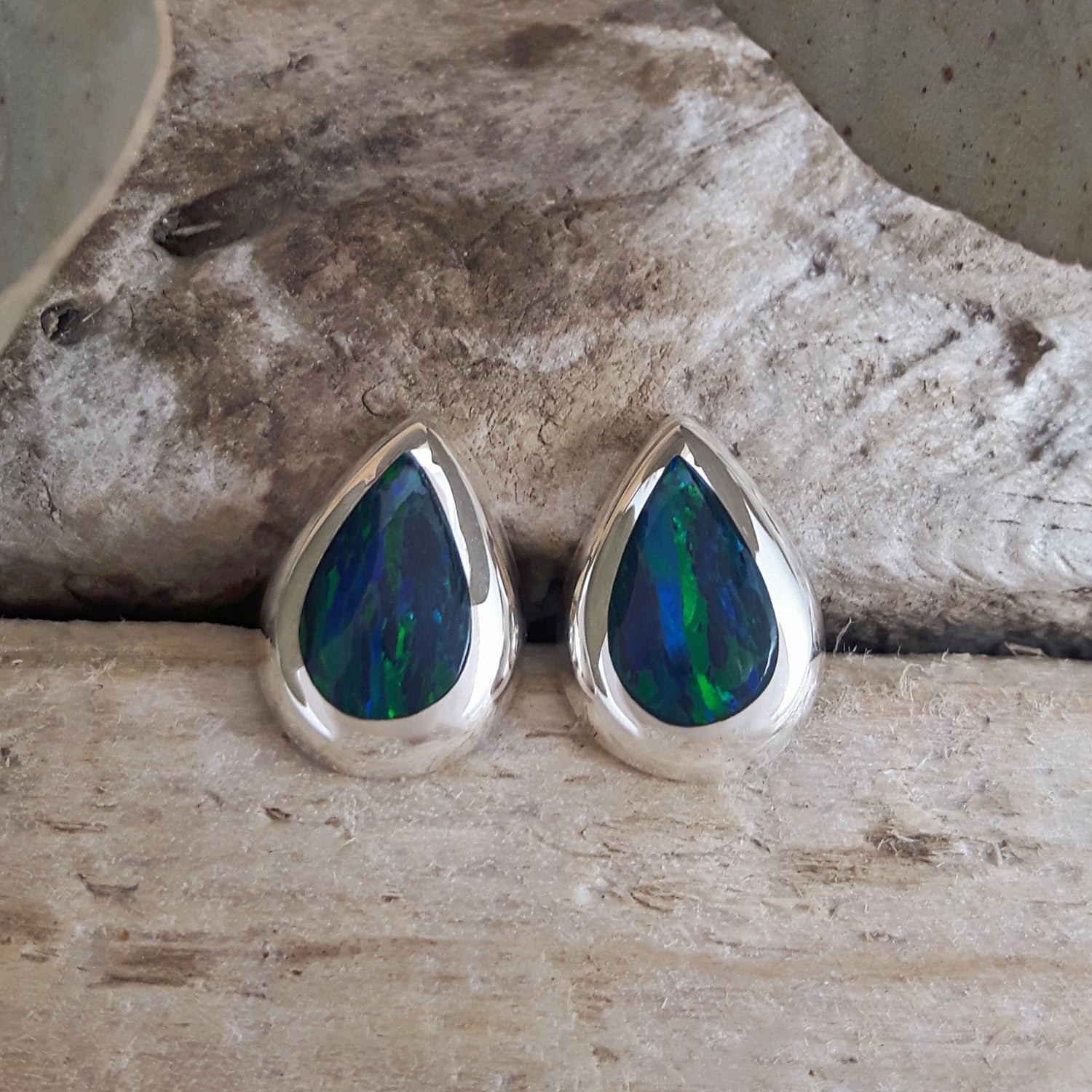 Flinder Droplet Emerald Stud Earrings