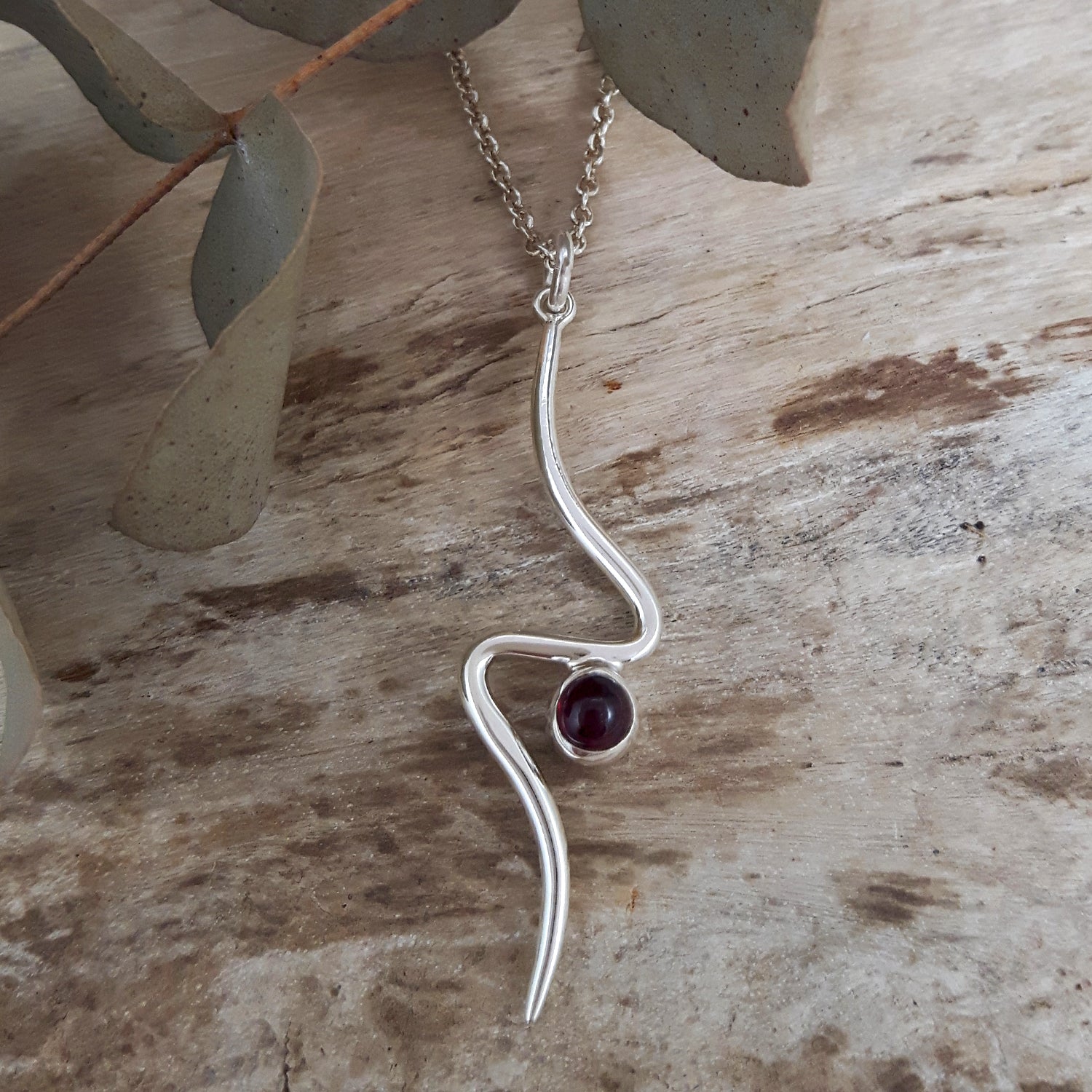 Linea Garnet Birthstone Pendant