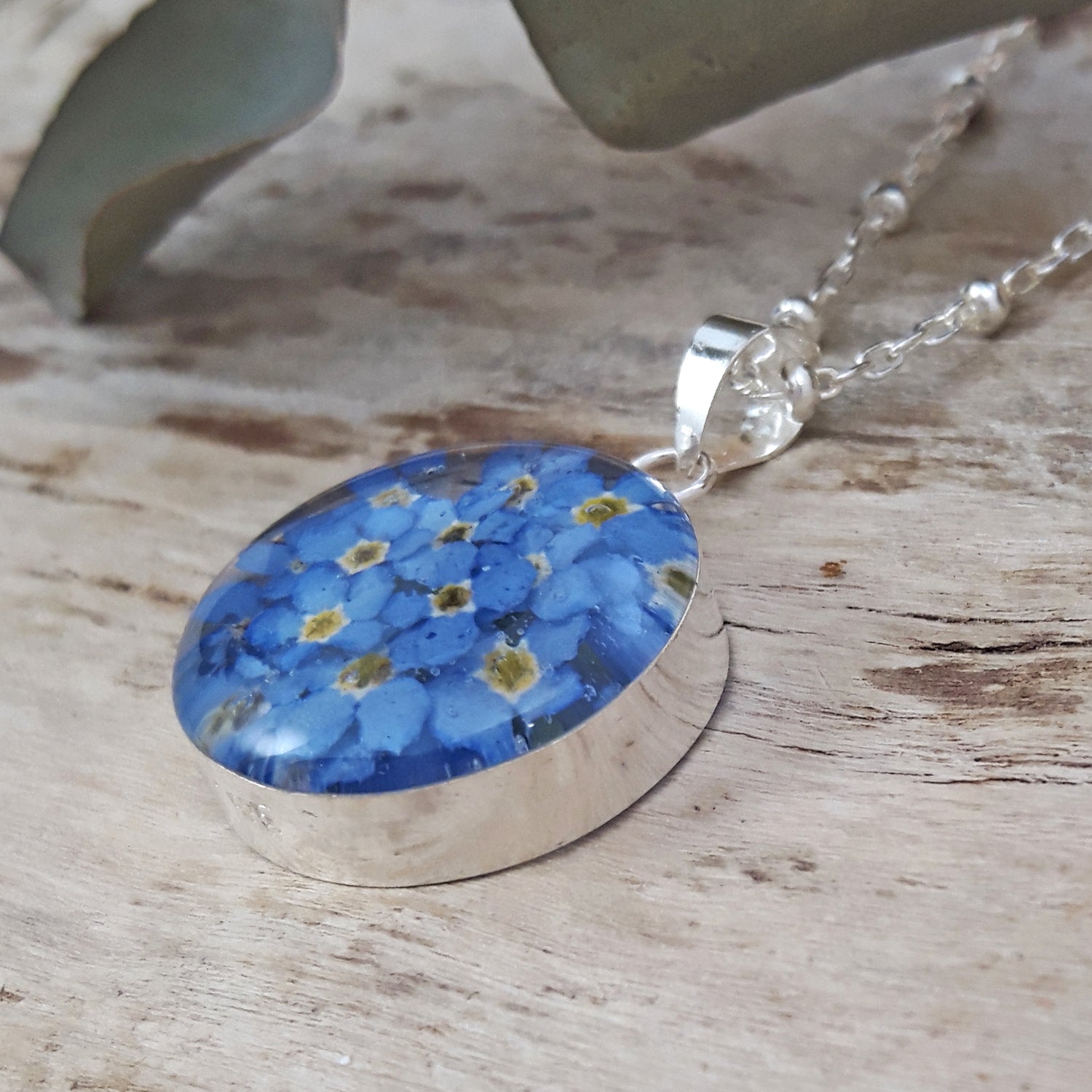 Flores Forget-Me-Not Real Flower Round Medium Pendant